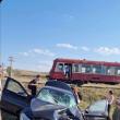 Un Mercedes cu numere de Suceava, lovit de trenul de pe ruta Iași-Hârlău