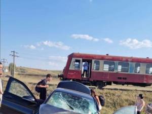 Un Mercedes cu numere de Suceava, lovit de trenul de pe ruta Iași-Hârlău    Sursa Ziarul de Iasi