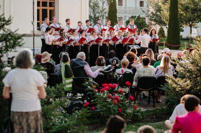 „Culori Sonore ale Folclorului Românesc”, în curtea Mănăstirii Bogdana