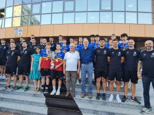 Membrii echipei de handbal masculin ai Clubului Sportiv Universitar de la USV, precum și cei ai echipei de handbal masculin juniori 2, tot de la USV, au fost premiați miercuri, la sediul Primăriei Suceava