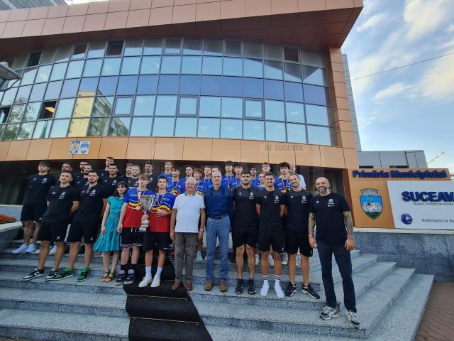 Membrii echipei de handbal masculin ai Clubului Sportiv Universitar de la USV, precum și cei ai echipei de handbal masculin juniori 2, tot de la USV, au fost premiați miercuri, la sediul Primăriei Suceava 4