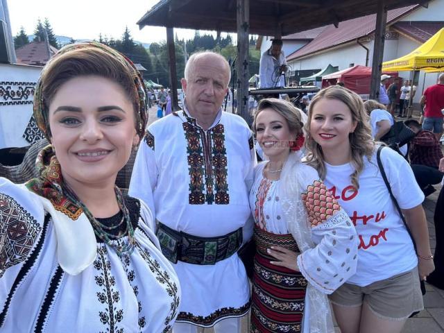 O parte din echipa „10 pentru folclor” a participat recent la Festivalul Național al Păstrăvului și la Ziua Munților Suhard