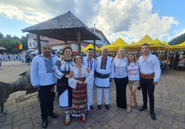 O parte din echipa „10 pentru folclor” a participat recent la Festivalul Național al Păstrăvului și la Ziua Munților Suhard