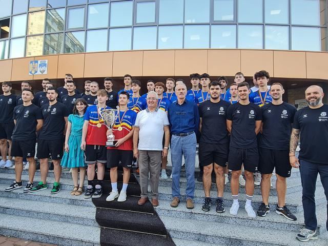 Membrii echipei de handbal masculin ai Clubului Sportiv Universitar de la USV, precum și cei ai echipei de handbal masculin juniori 2, tot de la USV, au fost premiați miercuri, la sediul Primăriei Suceava