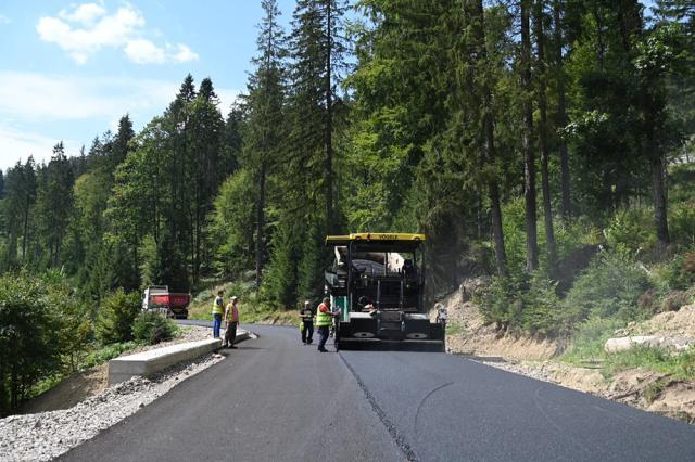 Drumul județean de la Mălini la Borca, spre județul Neamț, cunoscut și ca „Drumul Talienilor”