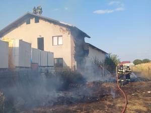 Incendiu la un depozit de materiale de construcții