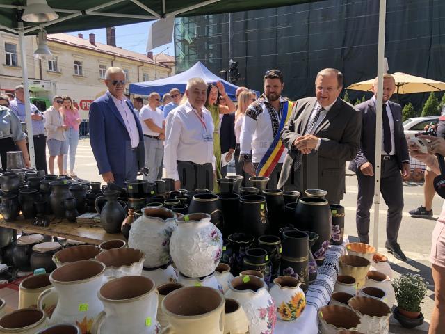 Zeci de meșteri olari din întreaga țară și din străinătate participă la Târgul „Ochiul de Păun” de la Rădăuți