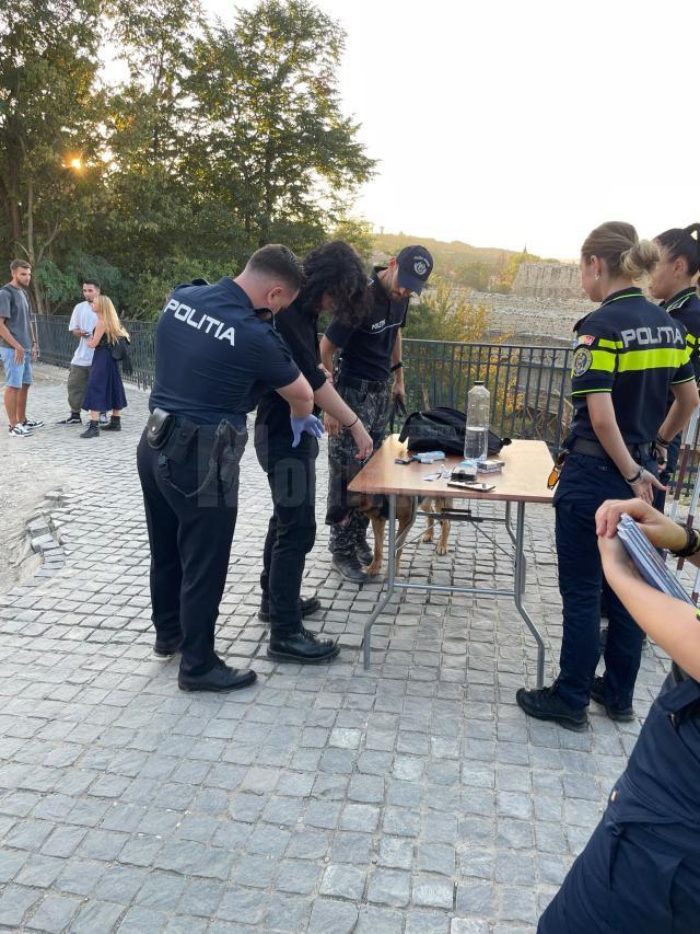 Un participant la festivalul de rock de la cetate, depistat de câinele polițist Bic cu un cuțit