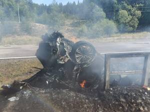 Autoturismul a luat foc sâmbătă, 24 august, la orele amiezii