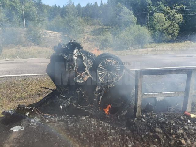 Autoturismul a luat foc sâmbătă, 24 august, la orele amiezii