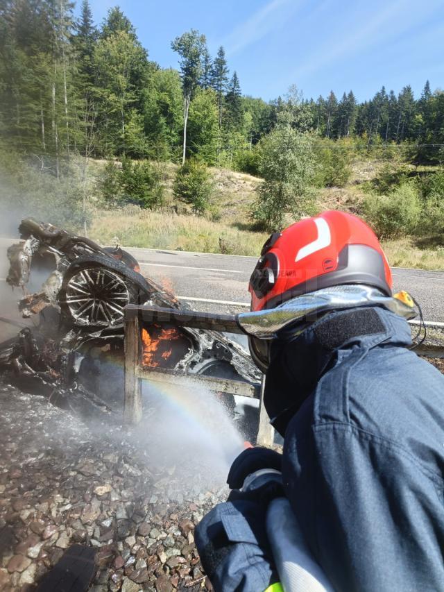 Autoturismul a luat foc sâmbătă, 24 august, la orele amiezii