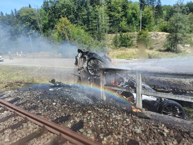 Autoturismul a luat foc sâmbătă, 24 august, la orele amiezii