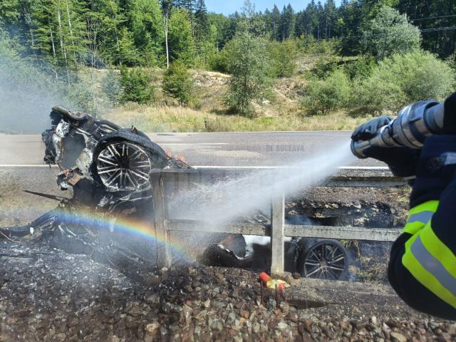 Autoturismul a luat foc sâmbătă, 24 august, la orele amiezii