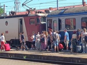 Călători în picioare pe de o parte, alții care nu mai au loc în tren pe de altă parte