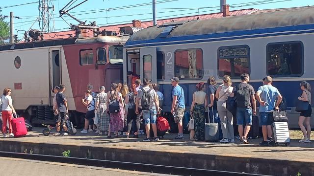 Călători în picioare pe de o parte, alții care nu mai au loc în tren pe de altă parte