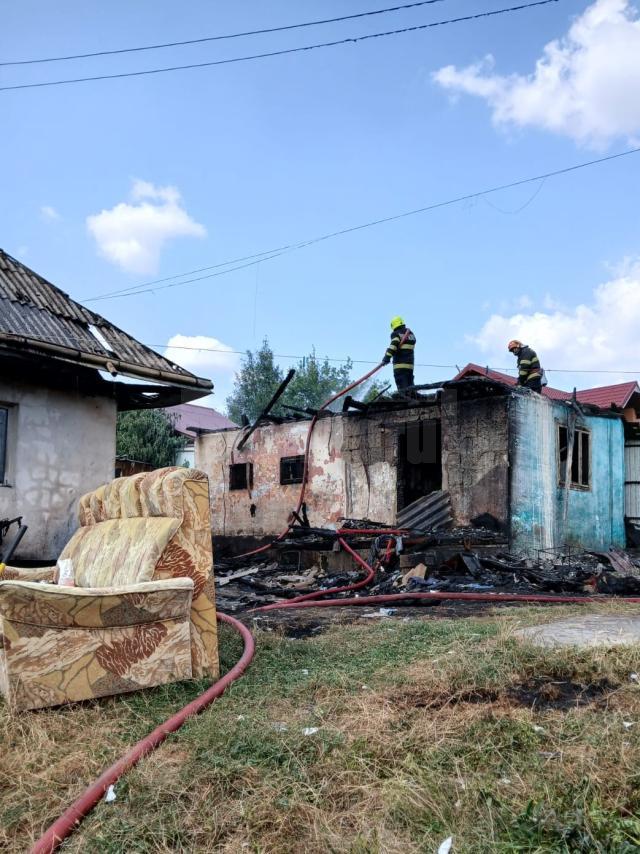 Incendiu extins de la bucătăria de vară la o casă