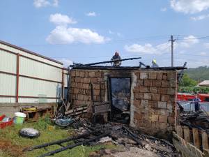 Incendiu extins de la bucătăria de vară la o casă