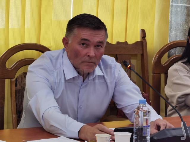 Mihai Flutur a contestat aprins oportunitatea unei decizii privind transferul terenului, amintind de situații similare, în care terenurile au fost lăsate în paragină foarte mult timp