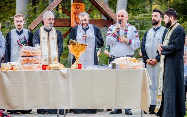 Troiță amplasată în pădurea Adâncata, la locul numit „Podul Călugărului”, sfințită, sâmbătă, de un sobor de preoți, în prezența ctitorilor Foto Casian Mitu