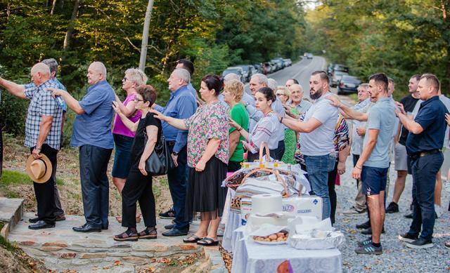 Troiță amplasată în pădurea Adâncata, la locul numit „Podul Călugărului”, sfințită, sâmbătă, de un sobor de preoți, în prezența ctitorilor Foto Casian Mitu