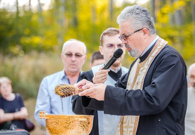 Troiță amplasată în pădurea Adâncata, la locul numit „Podul Călugărului”, sfințită, sâmbătă, de un sobor de preoți, în prezența ctitorilor Foto Casian Mitu