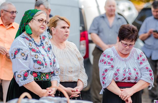 Troiță amplasată în pădurea Adâncata, la locul numit „Podul Călugărului”, sfințită, sâmbătă, de un sobor de preoți, în prezența ctitorilor Foto Casian Mitu