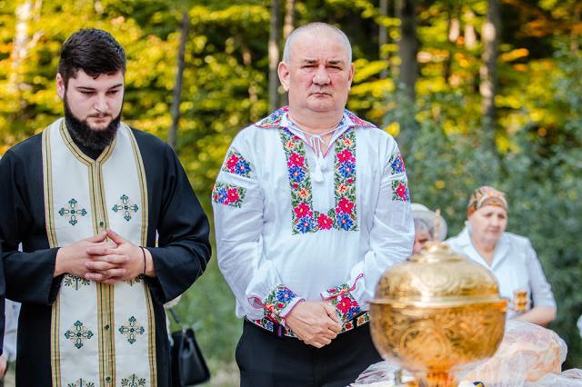 Troiță amplasată în pădurea Adâncata, la locul numit „Podul Călugărului”, sfințită, sâmbătă, de un sobor de preoți, în prezența ctitorilor Foto Casian Mitu