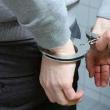 Un adolescent a lovit și îmbrâncit o vânzătoare și a furat banii din încasări