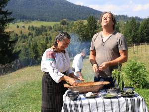 Regizorul englez Charlie Ottley a filmat în județul Suceava un nou episod pentru serialul Flavours of Romania - sursă foto Sorin Onișor