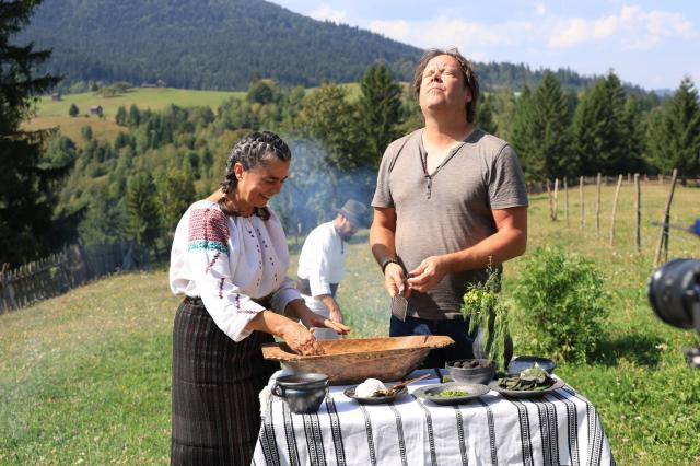 Regizorul englez Charlie Ottley a filmat în județul Suceava un nou episod pentru serialul Flavours of Romania - sursă foto Sorin Onișor