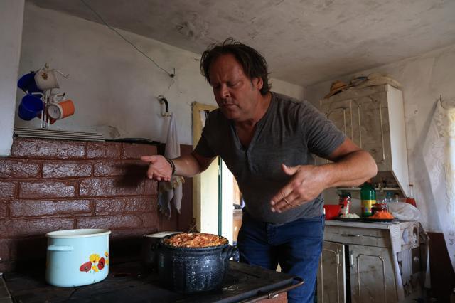 Regizorul englez Charlie Ottley a filmat în județul Suceava un nou episod pentru serialul Flavours of Romania. Sursă foto Sorin Onișor