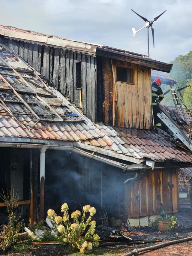 Un puternic incendiu a făcut scrum o casă în orașul Gura Humorului