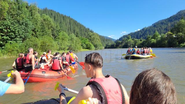 Tinerii ATOS la Rafting pe râul Bistrița