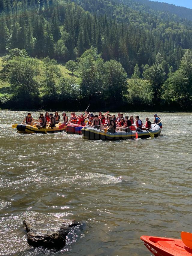 Tinerii ATOS la Rafting pe râul Bistrița