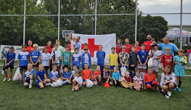 16 copii ucraineni şi 16 copii români, adică 4 echipe de fotbal, au participat la o competiţie sportivă