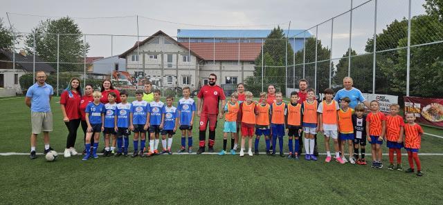 16 copii ucraineni şi 16 copii români, adică 4 echipe de fotbal, au participat la o competiţie sportivă