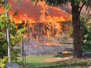 Un puternic incendiu a făcut scrum o casă în orașul Gura Humorului