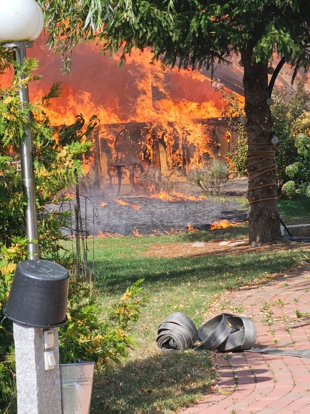 Un puternic incendiu a făcut scrum o casă în orașul Gura Humorului