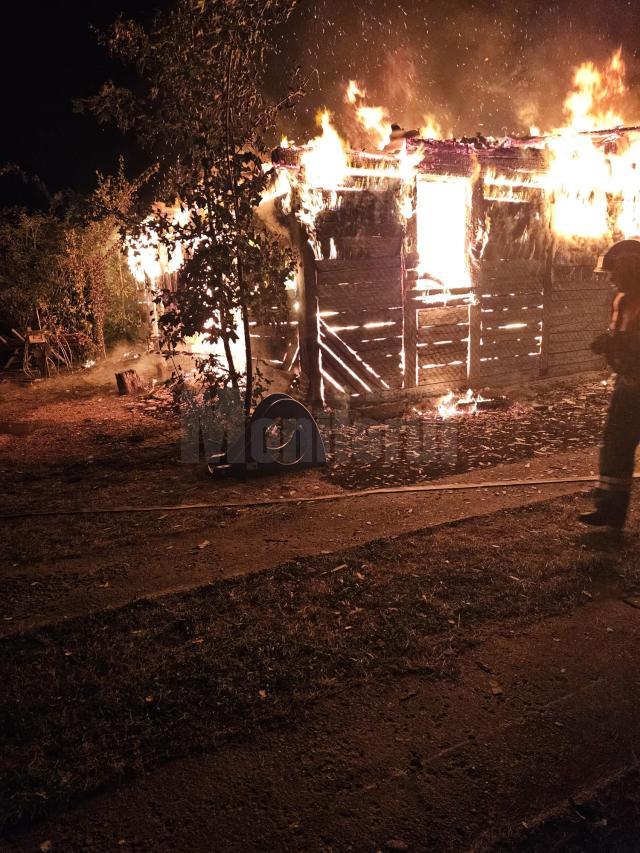 Casă bătrânească distrusă în incendiu