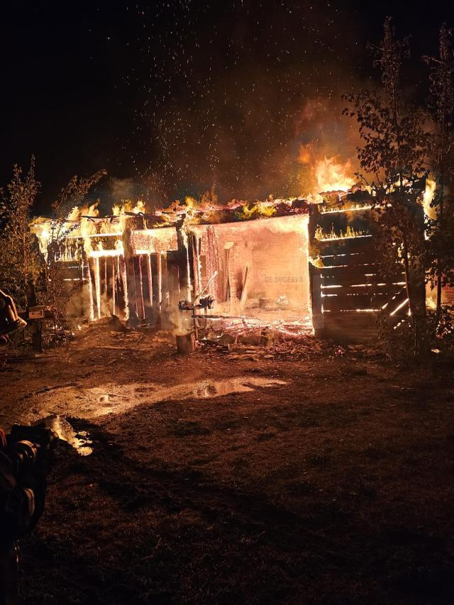 Casă bătrânească distrusă în incendiu