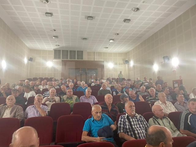 Zeci de foști angajați ai Combinatului Minier Gura Humorului s-au adunat vineri pentru o întâlnire cu parlamentarii suceveni