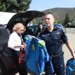 Peste 100 de ghiozdane echipate cu rechizite școlare și dulciuri, oferite elevilor din medii defavorizate