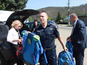Peste 100 de ghiozdane echipate cu rechizite școlare și dulciuri, oferite elevilor din medii defavorizate