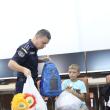 Peste 100 de ghiozdane echipate cu rechizite școlare și dulciuri, oferite elevilor din medii defavorizate