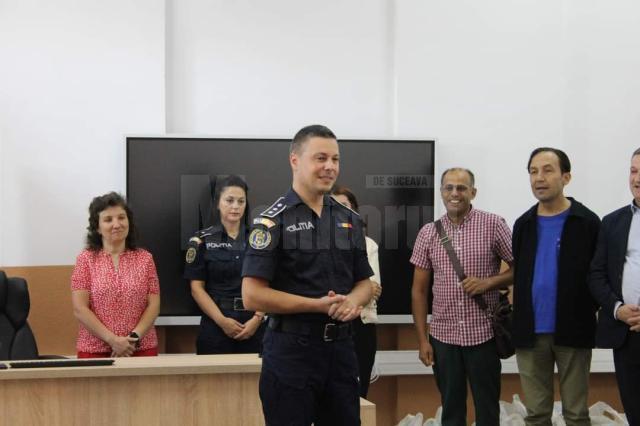 Peste 100 de ghiozdane echipate cu rechizite școlare și dulciuri, oferite elevilor din medii defavorizate