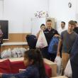 Peste 100 de ghiozdane echipate cu rechizite școlare și dulciuri, oferite elevilor din medii defavorizate