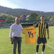 Fostul internațional sucevean Mihai Roman a primit cadou un tricou cu numărul său semnat de actualii componenți ai Naționalei de fotbal