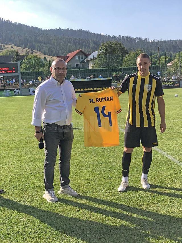 Fostul internațional sucevean Mihai Roman a primit cadou un tricou cu numărul său semnat de actualii componenți ai Naționalei de fotbal