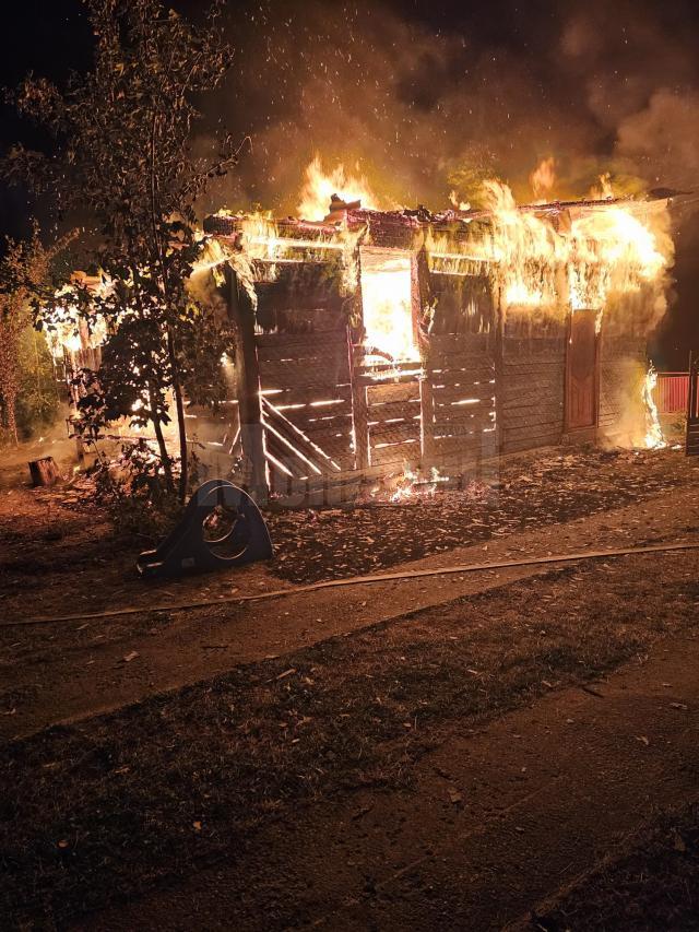 O casă bătrânească a ars în noaptea de vineri spre sâmbătă, în satul Plutonița