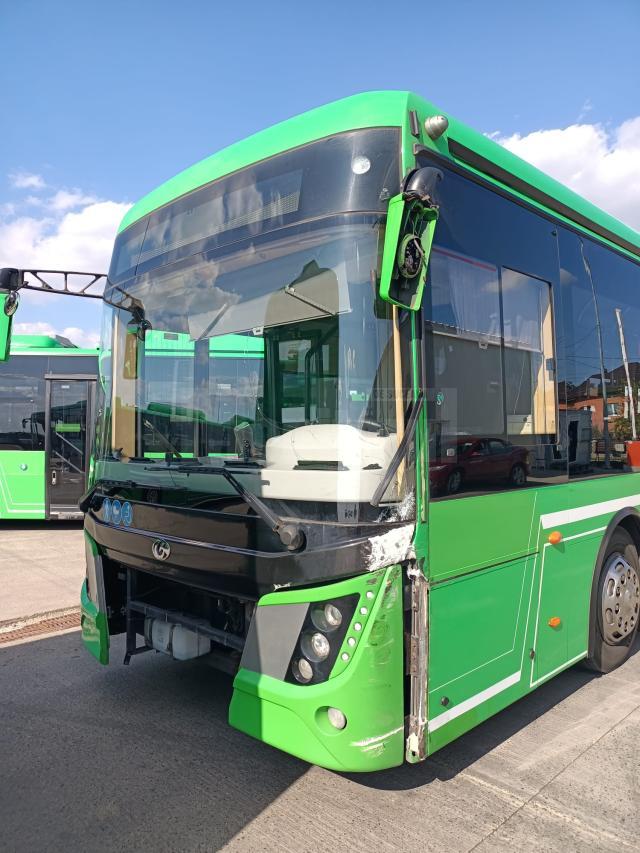 Două autobuze ale TPL s-au ciocnit în sensul giratoriu de la Bazar